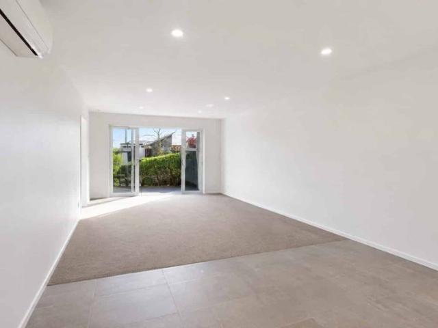 Townhouse for rent in Chaslands, Canterbury