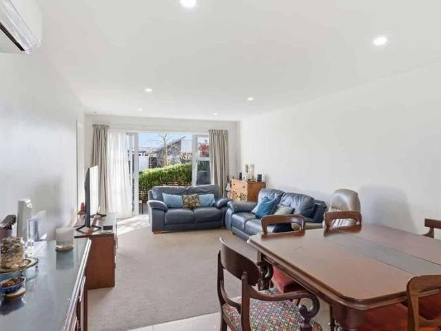 Townhouse for rent in Chaslands, Canterbury
