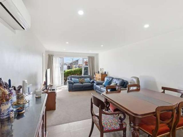 Townhouse for sale in Chaslands, Canterbury