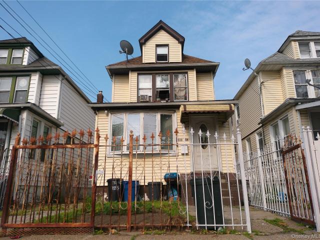 House for sale in Queens, Arverne
