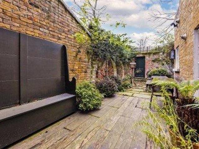 House for rent in Lot's Village, Greater London