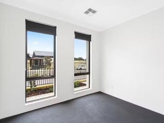 House for rent in Lakelands