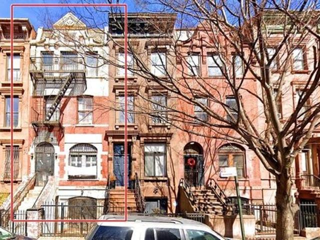 Townhouse for sale in Arverne, New York
