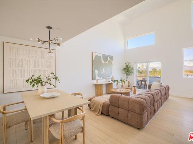 Townhouse for sale in Canoga Park, California