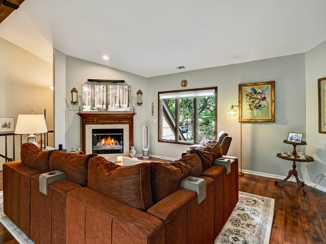 Condo for sale in The Woodlands, Darien