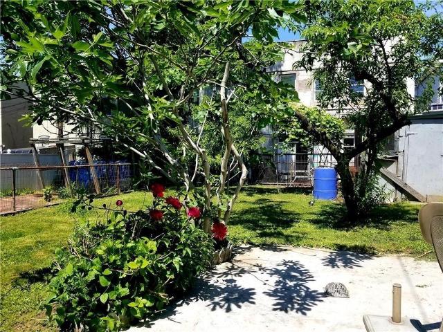 Townhouse for sale in Arverne, New York