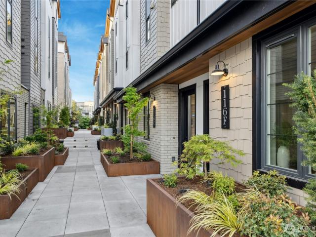 Condo for sale in Kirkland