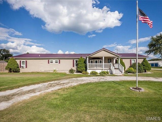 House for sale in Wilsonville, Illinois