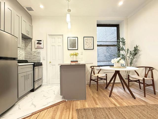 Condo for sale in Manhattan Community Board 7, New York