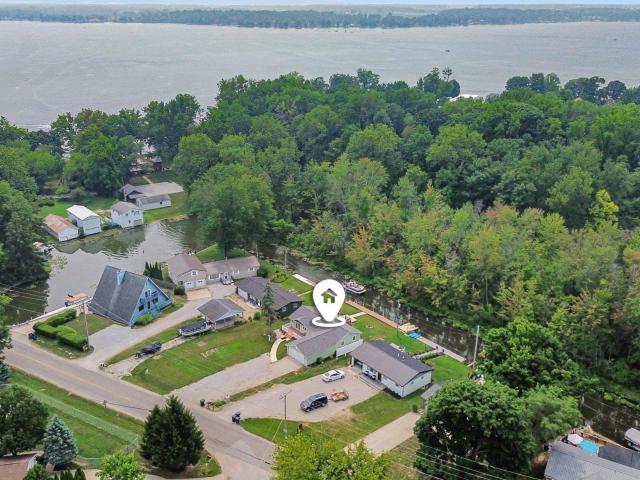 House for sale in Syracuse, Indiana