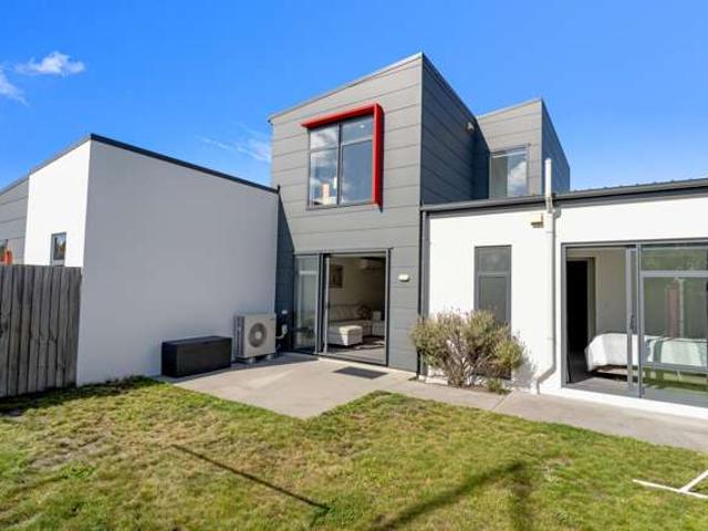 Townhouse for sale in Chaslands, Canterbury