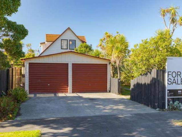 House for sale in Chaslands, Canterbury