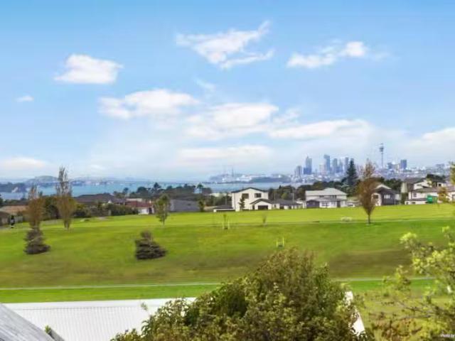 House for sale in Oratia