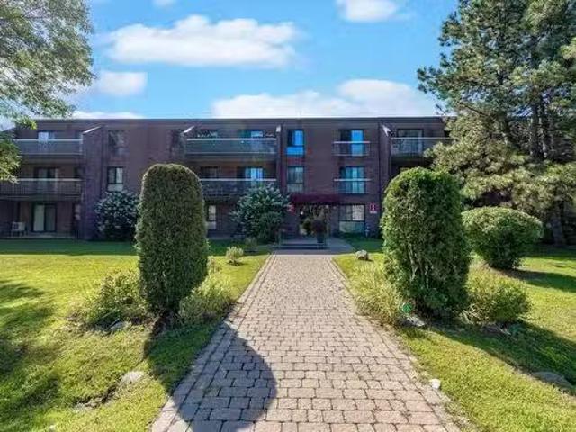 Condo for sale in Beaconsfield