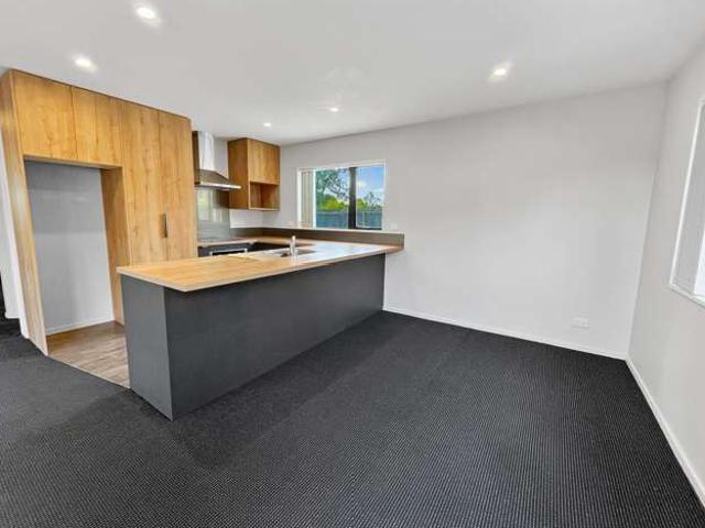 Townhouse for rent in Chaslands, Canterbury