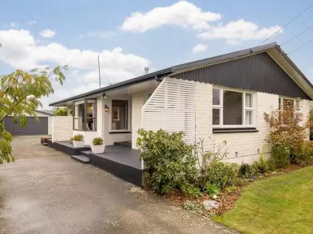 House for sale in Chaslands, Canterbury