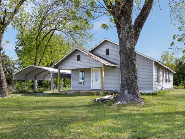 House for sale in Donie, Texas