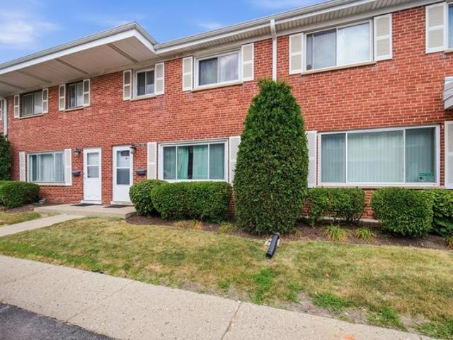 Townhouse for sale in Mount Prospect, Illinois