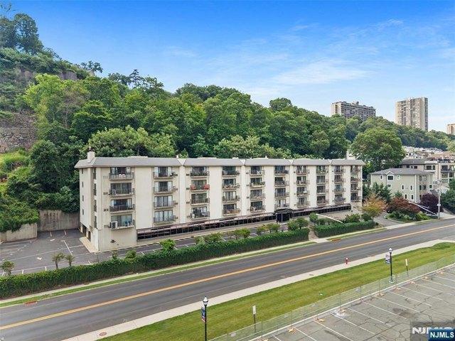 Condo for sale in Edgewater, New Jersey