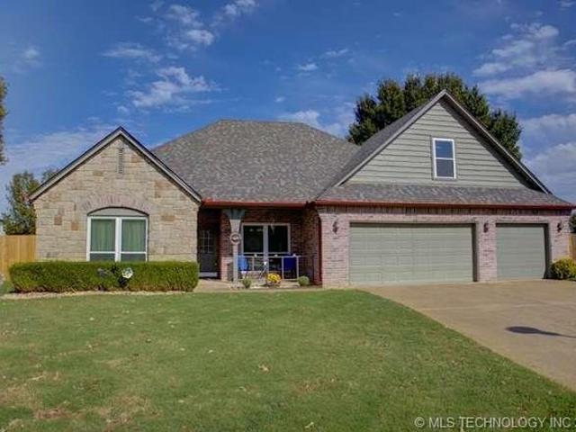 House for sale in Churchill Park, Jenks