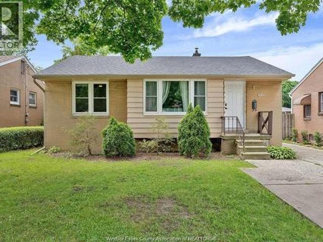 House for sale in Sandwich, Windsor
