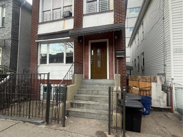 Townhouse for sale in Arverne, New York
