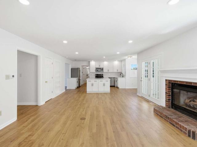 House for sale in Woodford Village, Versailles