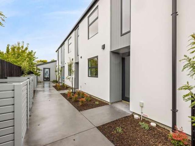 Townhouse for sale in Chaslands, Canterbury
