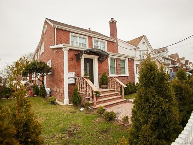 House for sale in Queens, Arverne