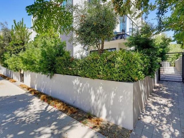 Townhouse for sale in Canoga Park, California