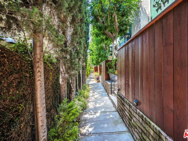 Townhouse for sale in Studio City Neighborhood Council District, Canoga Park