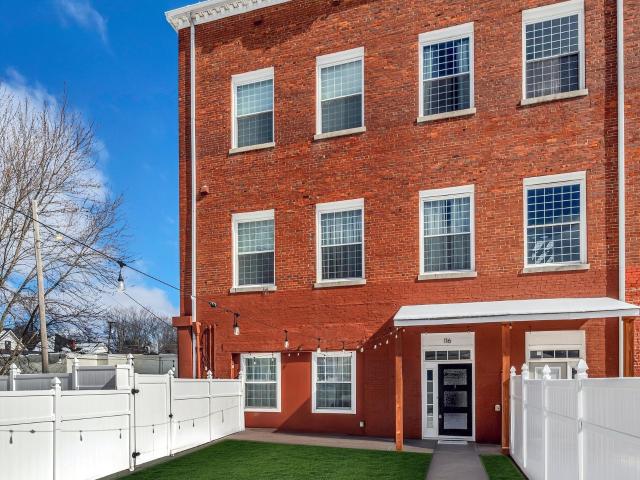 Condo for sale in Dickson