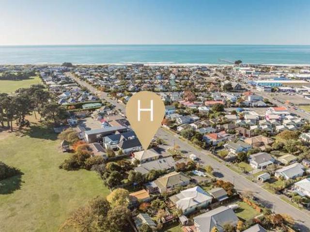 Townhouse for sale in Chaslands, Canterbury