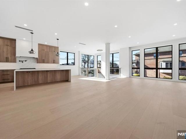 Condo for sale in Palisades Park, New Jersey