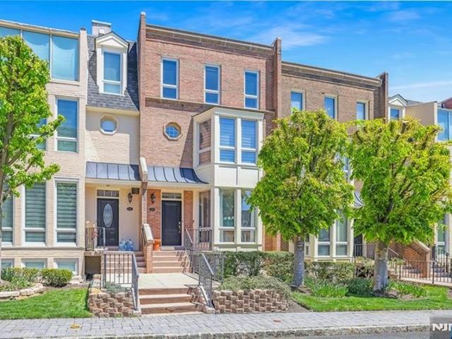 Townhouse for sale in Fort Lee, New Jersey