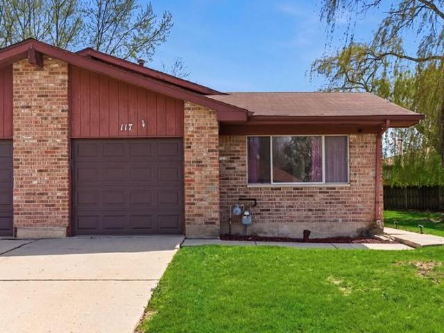 Townhouse for sale in Streamwood, Illinois