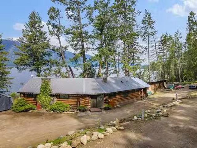 House for sale in Sirdar, British Columbia