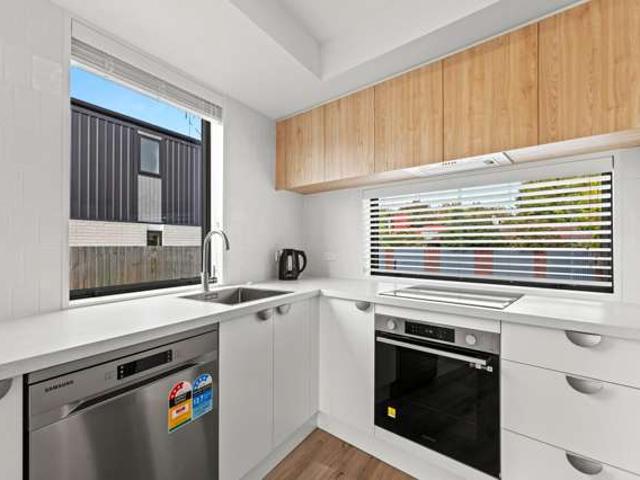Townhouse for sale in Chaslands, Canterbury