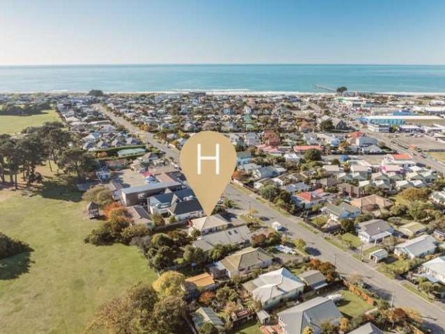 Townhouse for sale in Chaslands, Canterbury