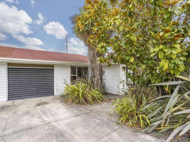 Townhouse for sale in Chaslands, Canterbury