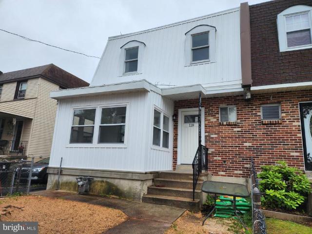 Townhouse for sale in Darby