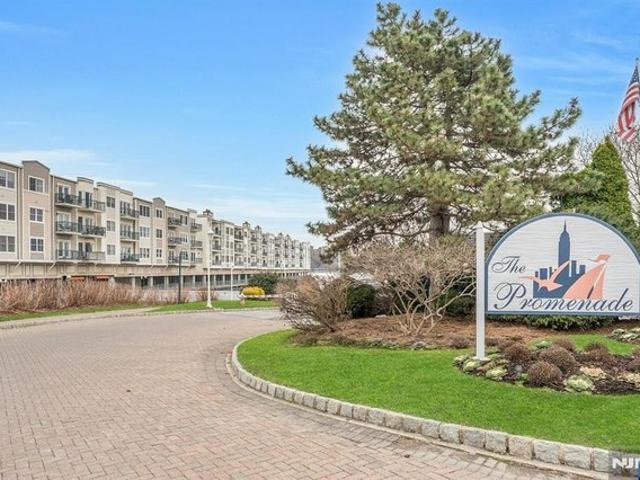 Condo for sale in Edgewater, New Jersey
