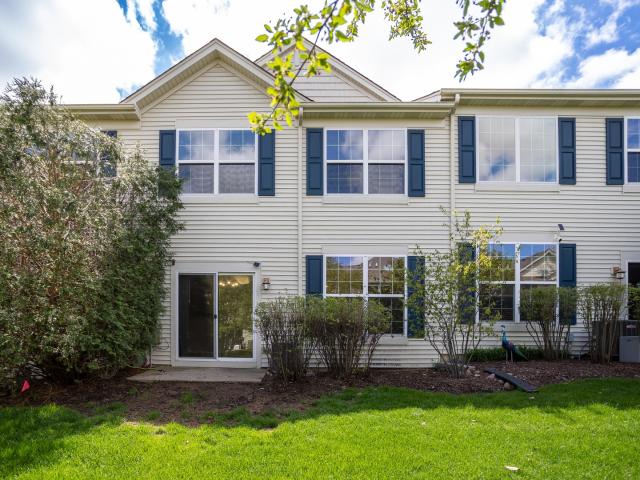 Townhouse for sale in Mchenry, Illinois