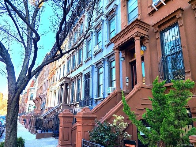 Townhouse for sale in Arverne, New York