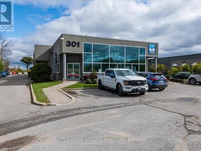 Commercial for rent in Barrie, Ontario