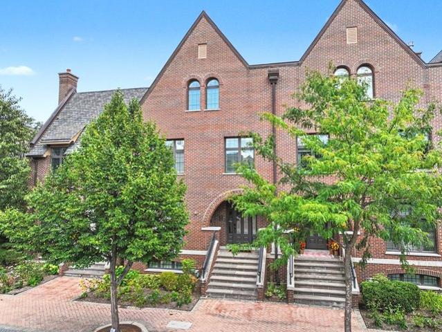 Townhouse for sale in Mount Prospect, Cook County