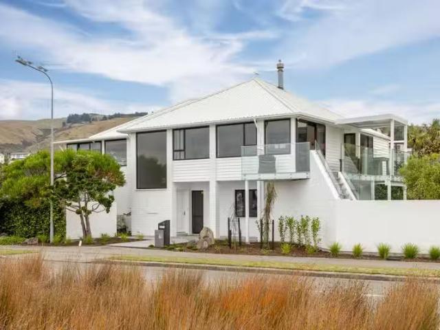House for sale in Chaslands, Canterbury