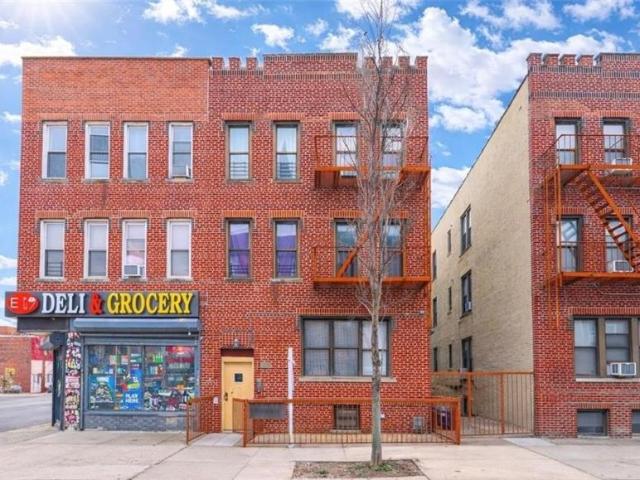 Townhouse for sale in Arverne, New York