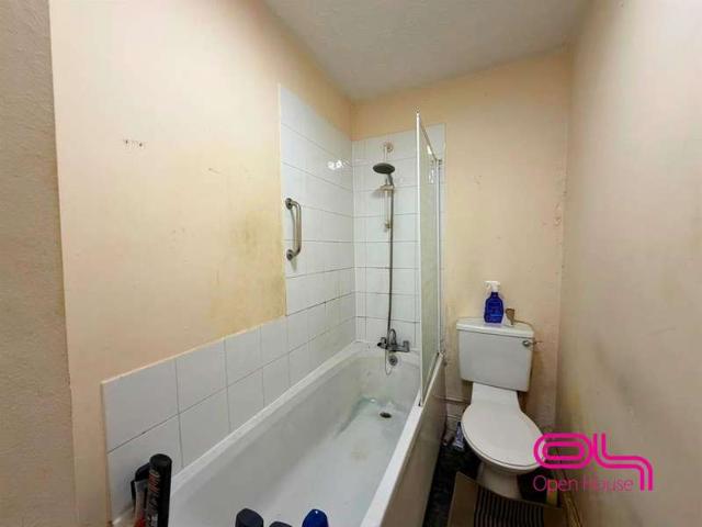 Flat for sale in Lee Bank, Greater Manchester