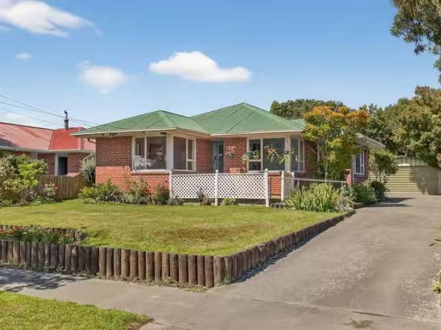House for sale in Chaslands, Canterbury